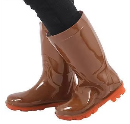 94864b81-d51a-4dbf-be62-efed053f0847_skinnende-brune-vandtætte-andetbare-pvc-havestøvler-med-stærk-orange-sål.png